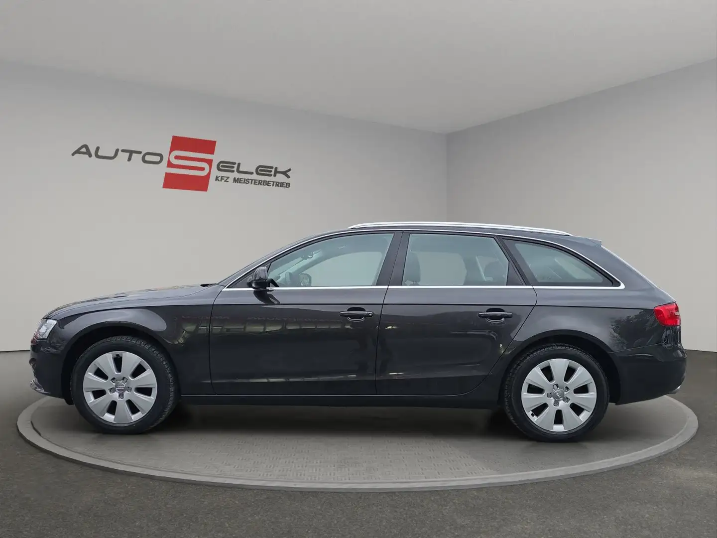 Audi A4 Avant Ambiente+AHK+NAVi+TEMPOMAT+Elektr. Heck Grijs - 2