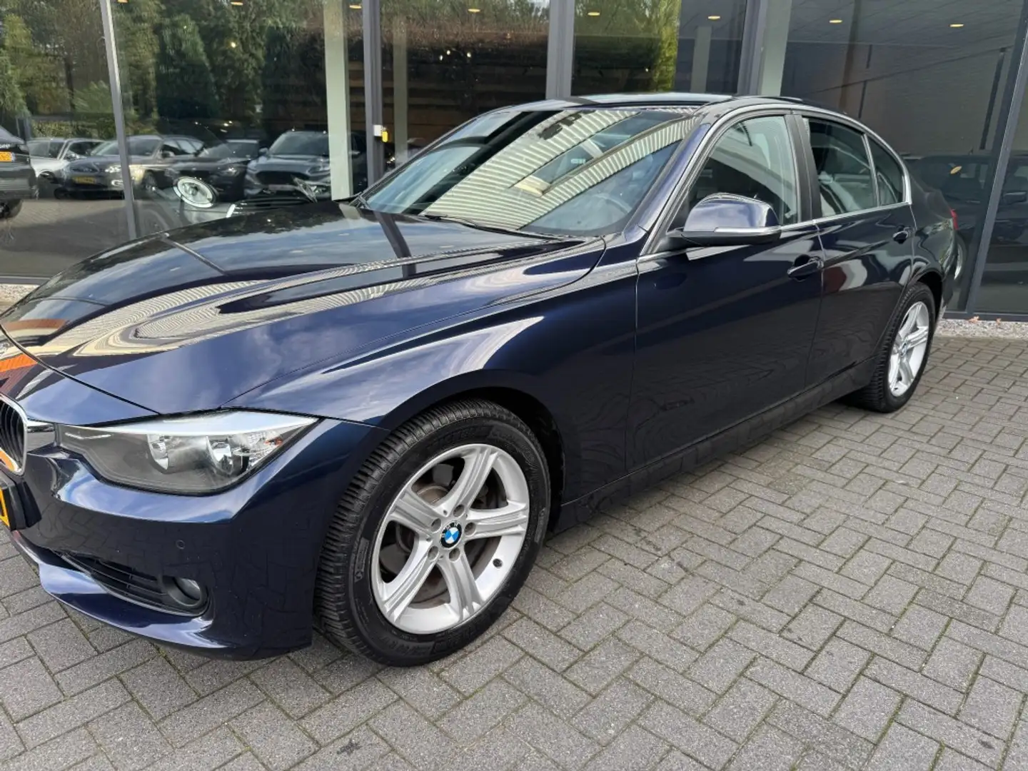 BMW Sonstige 320i 184pk Executive ,SportLeer,NaviPro,Pdc V+A,Zw Blau - 2