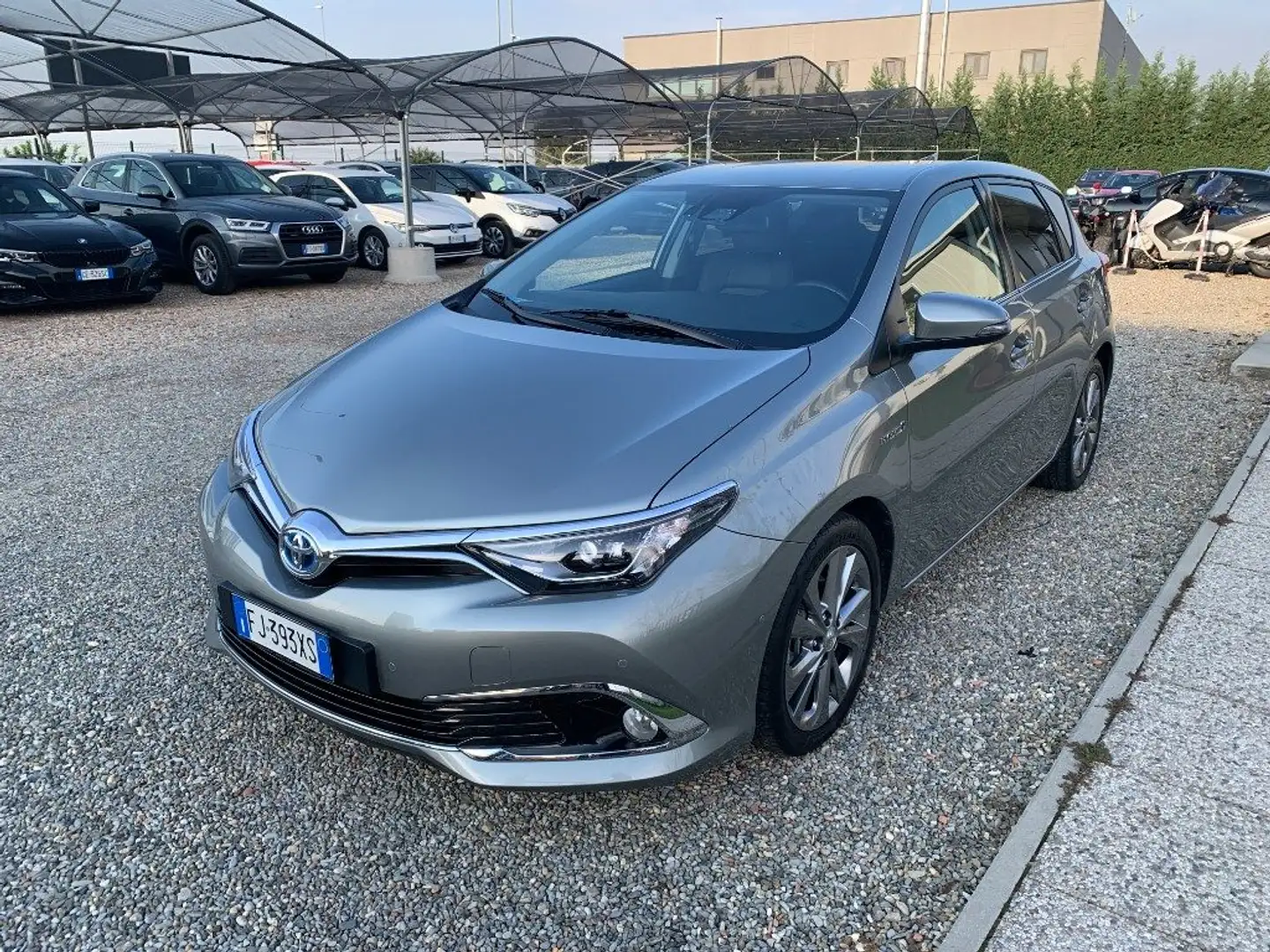 Toyota Auris 1.8 Hybrid Lounge Gris - 1