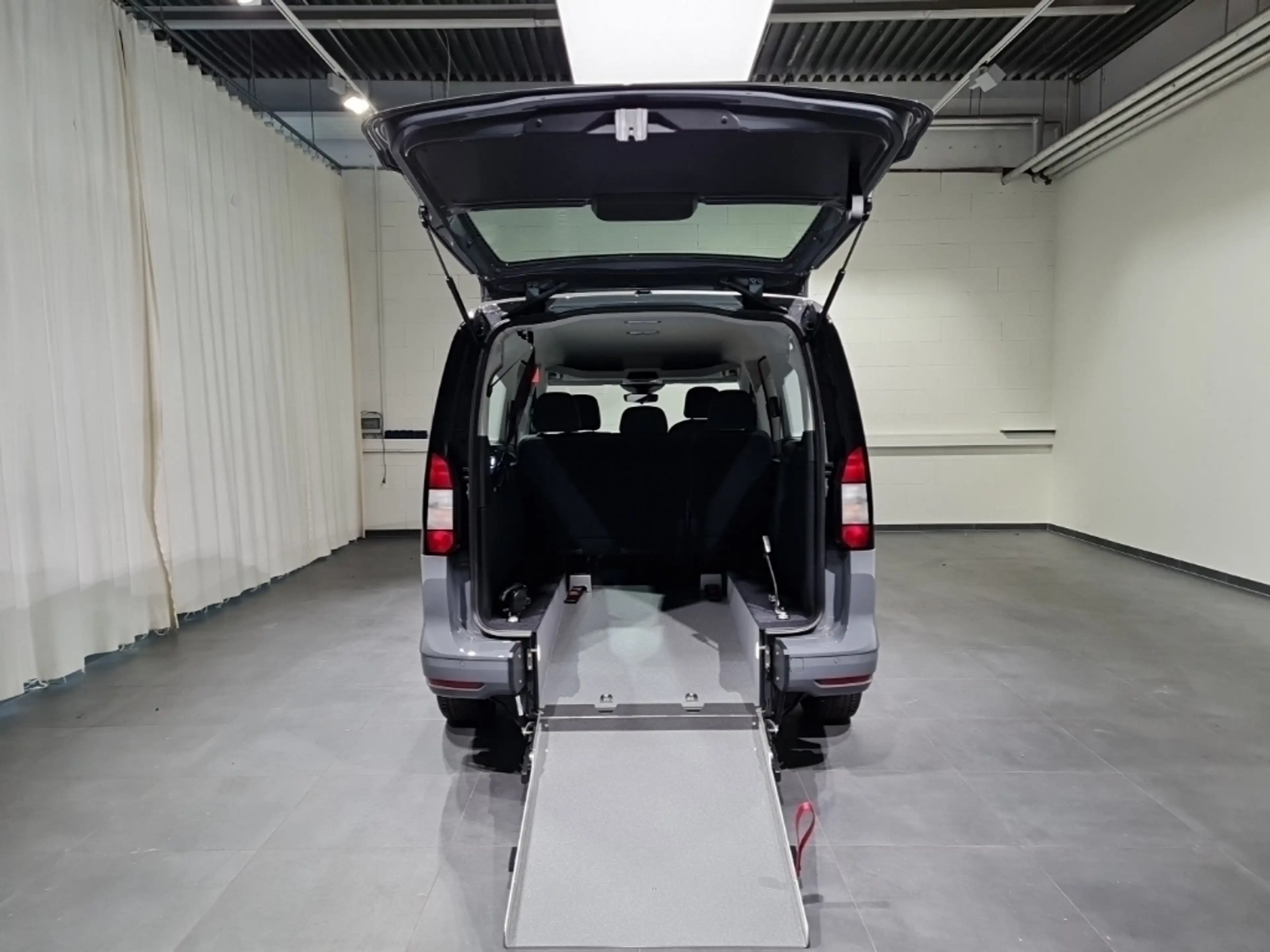 Ford Tourneo Connect L2-Trend "AMF Rollstuhl-Umbau" — photo 9