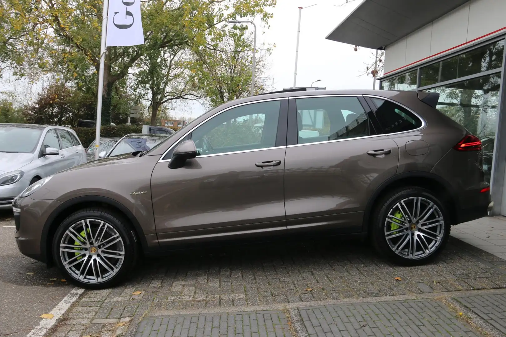 Porsche Cayenne 3.0 S E-Hybrid DEALER OND. NL-AUTO PANO-DAK! Bruin - 2