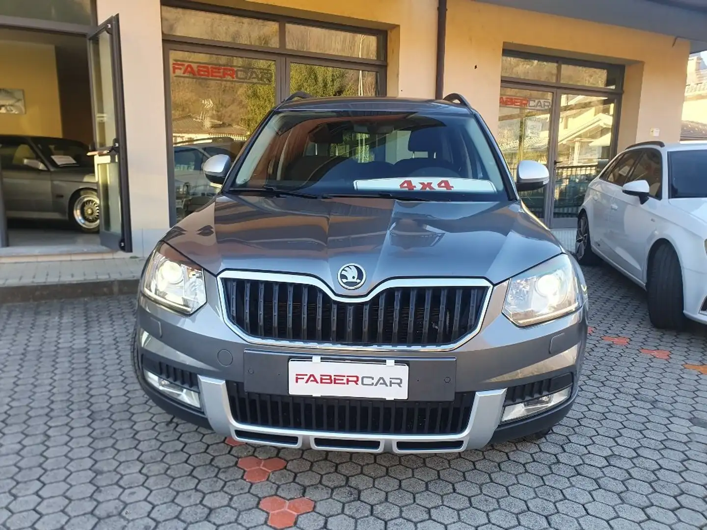 Skoda Yeti Yeti 2.0 tdi Design Edition 4x4 110cv my17 Grigio - 2