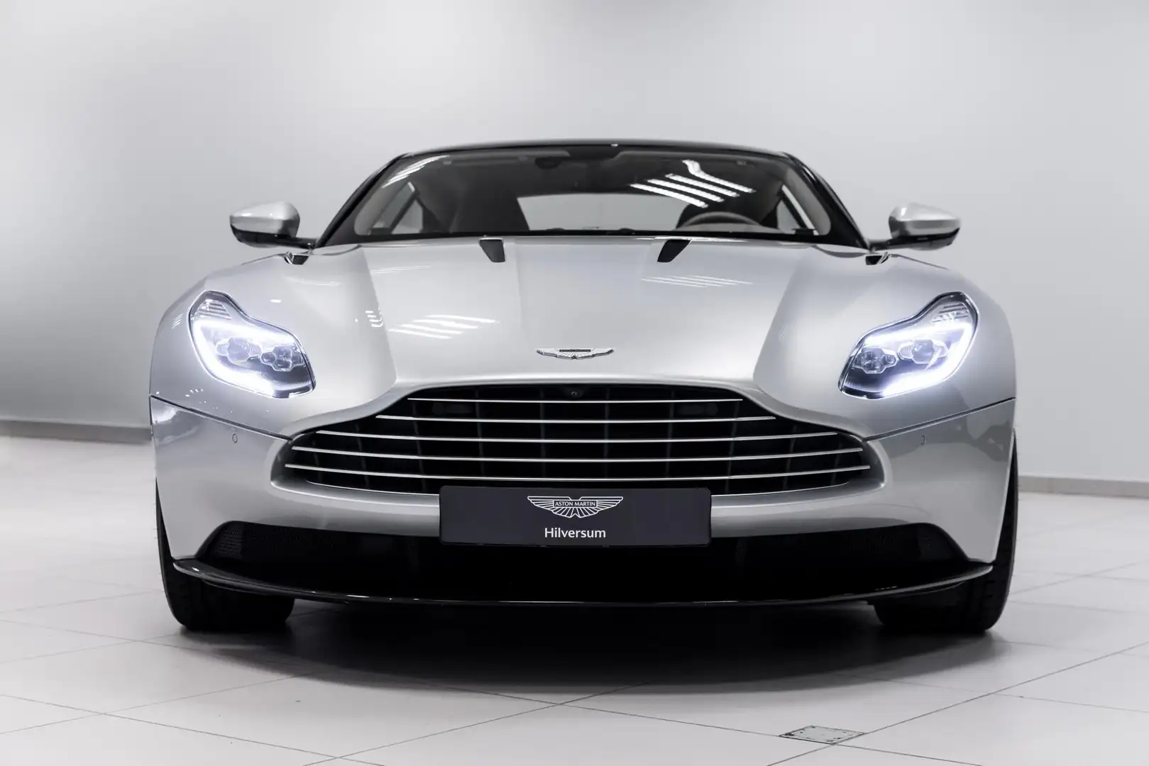 Aston Martin DB11 V12 Coupe 2016 Argent - 2