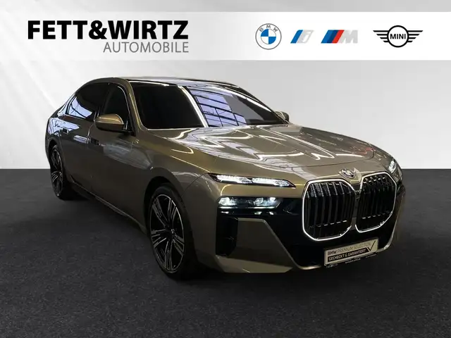 BMW 750 e xDrive M Sport|TV-Fond-Entertainment