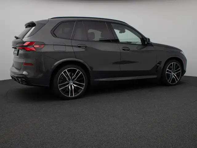 BMW X5 M view 6
