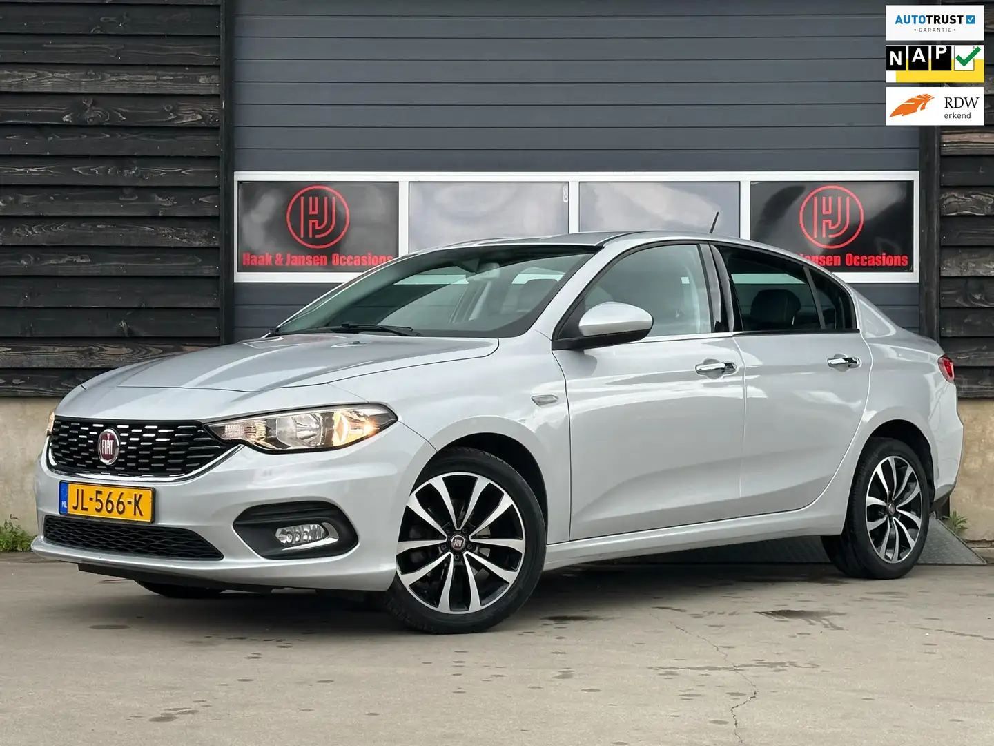 Fiat Tipo 1.4 16V Lounge Navi Cruise Pdc lage NAP km! Grijs - 1