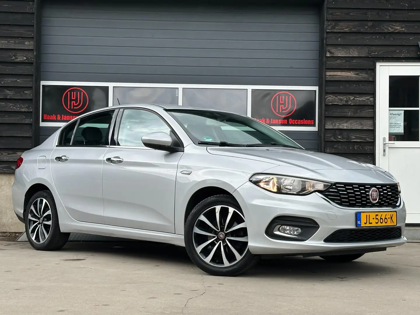Fiat Tipo 1.4 16V Lounge Navi Cruise Pdc lage NAP km! Grijs - 2