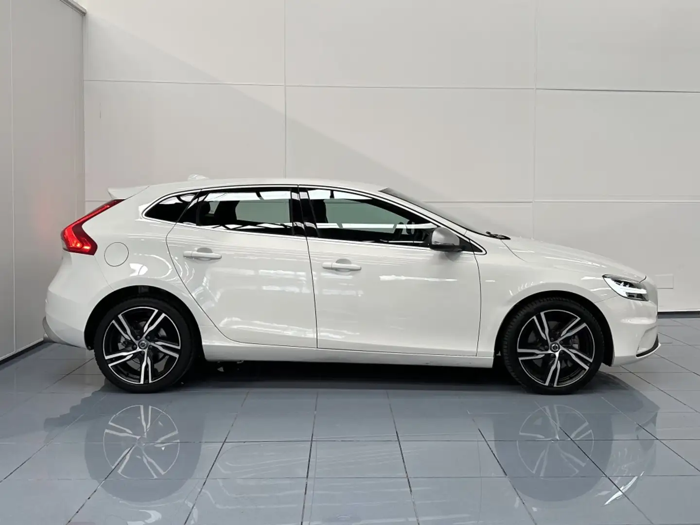 Volvo V40 T3 R-Design Momentum Aut. Blanco - 2