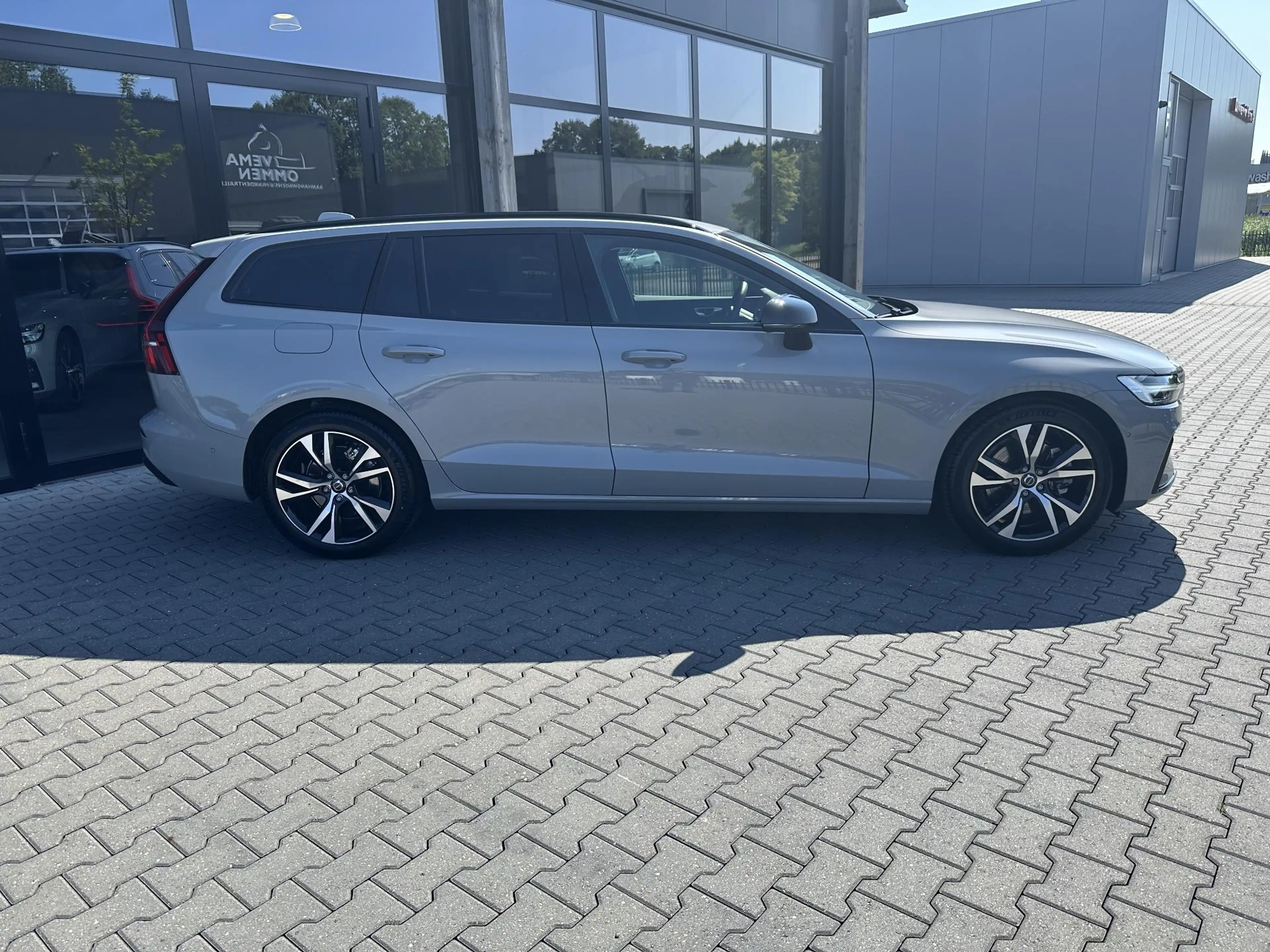 Volvo V60 2.0 B4 Plus Dark ACC|360|Vapour Grey — photo 2