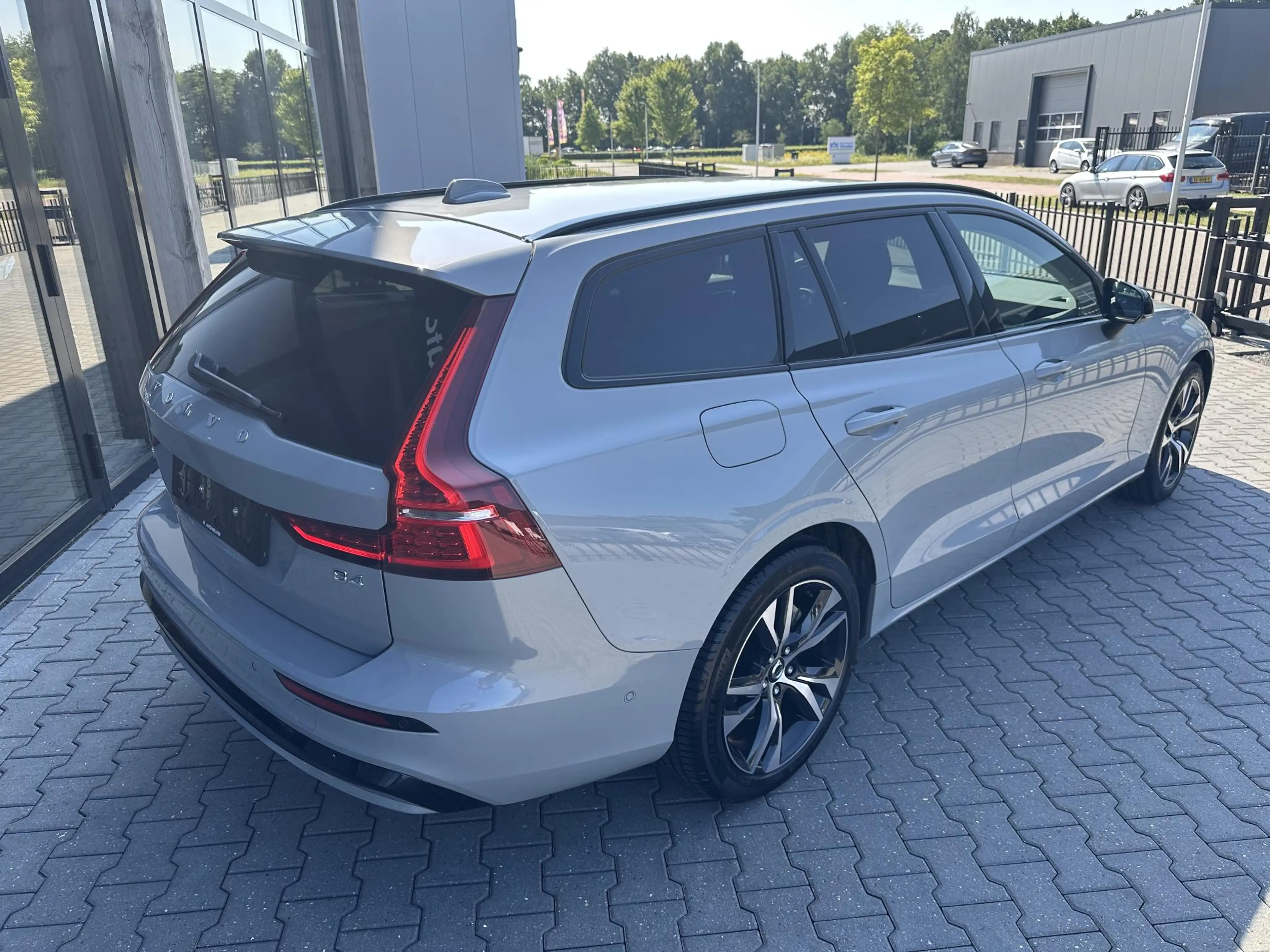 Volvo V60 2.0 B4 Plus Dark ACC|360|Vapour Grey — photo 3
