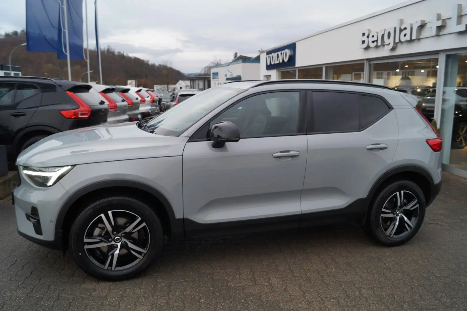 Volvo XC40 B3 Benzin 2WD Plus Dark DKG/Leder/Panorama Gris - 2