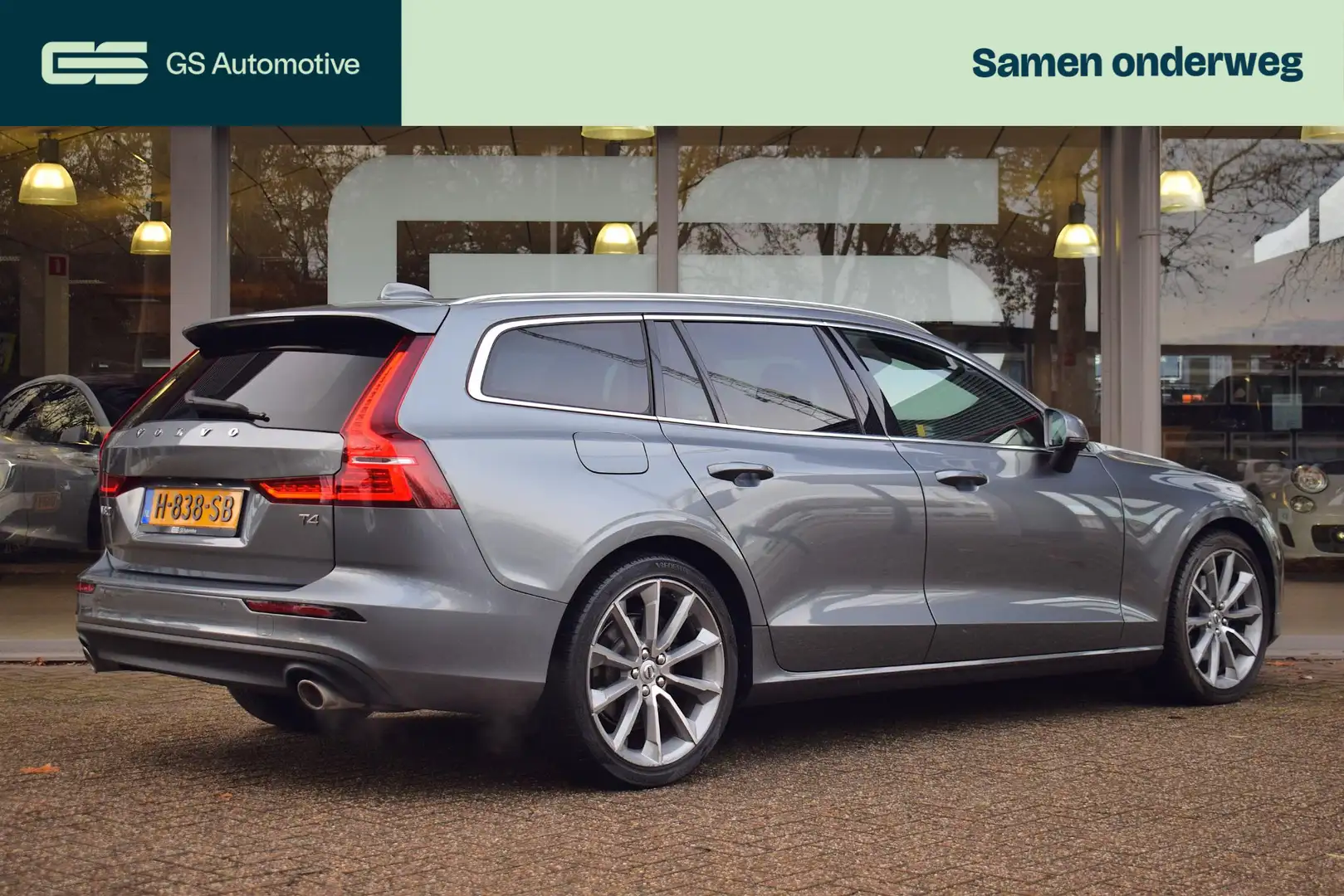 Volvo V60 2.0 T4 Momentum Pro met 19inch/Led/Carplay/Cruise Grau - 2