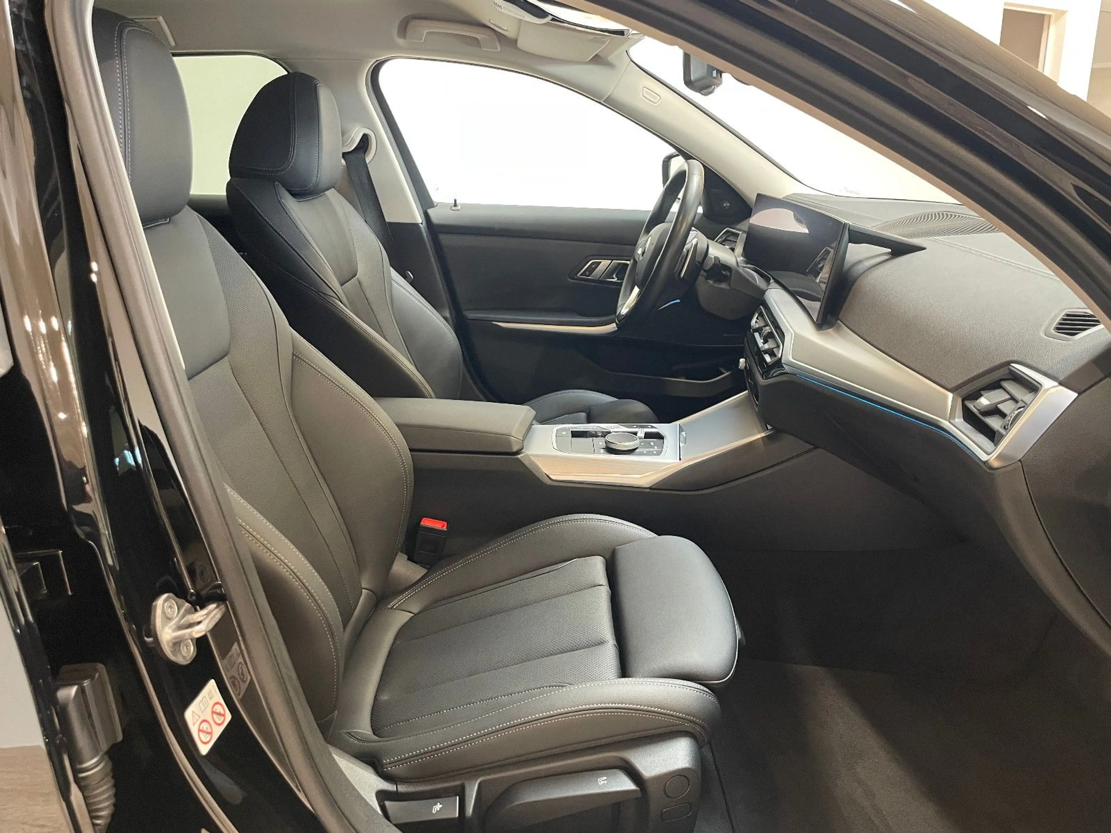 BMW 320 d Tour SportSit*Standheiz*FACELIFT*H&K*R-CA M — photo 18