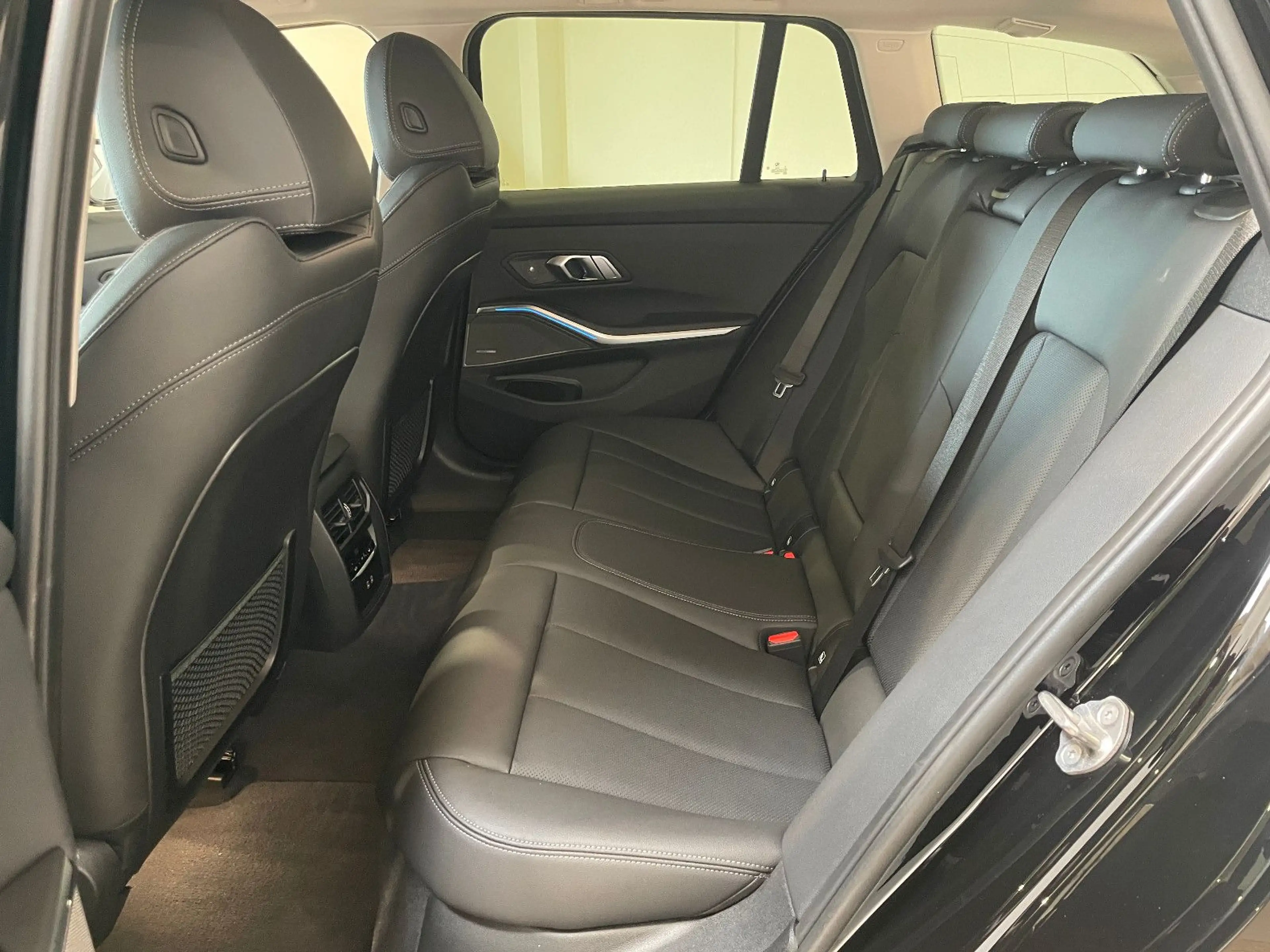 BMW 320 d Tour SportSit*Standheiz*FACELIFT*H&K*R-CA M — photo 15