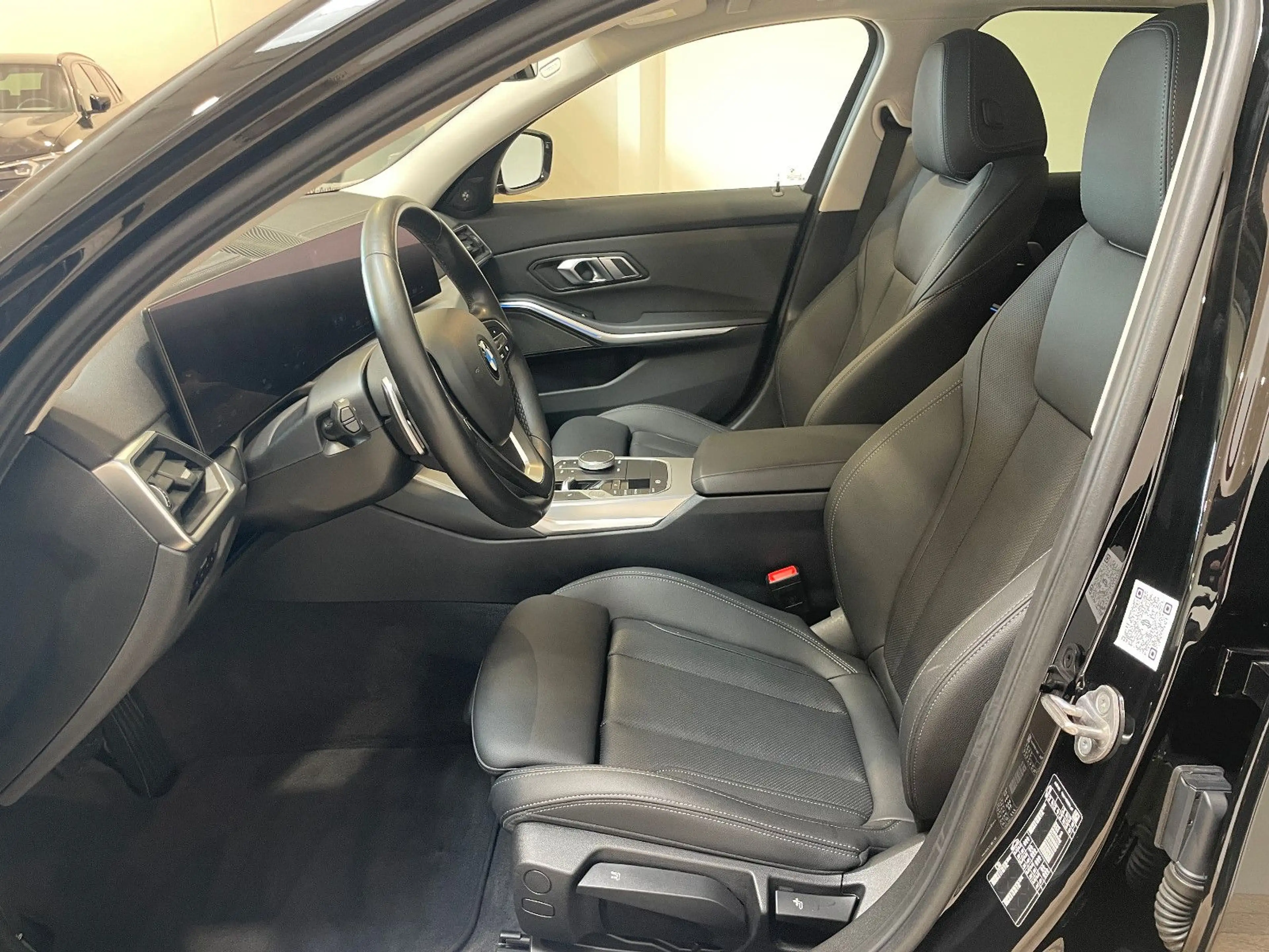 BMW 320 d Tour SportSit*Standheiz*FACELIFT*H&K*R-CA M — photo 14