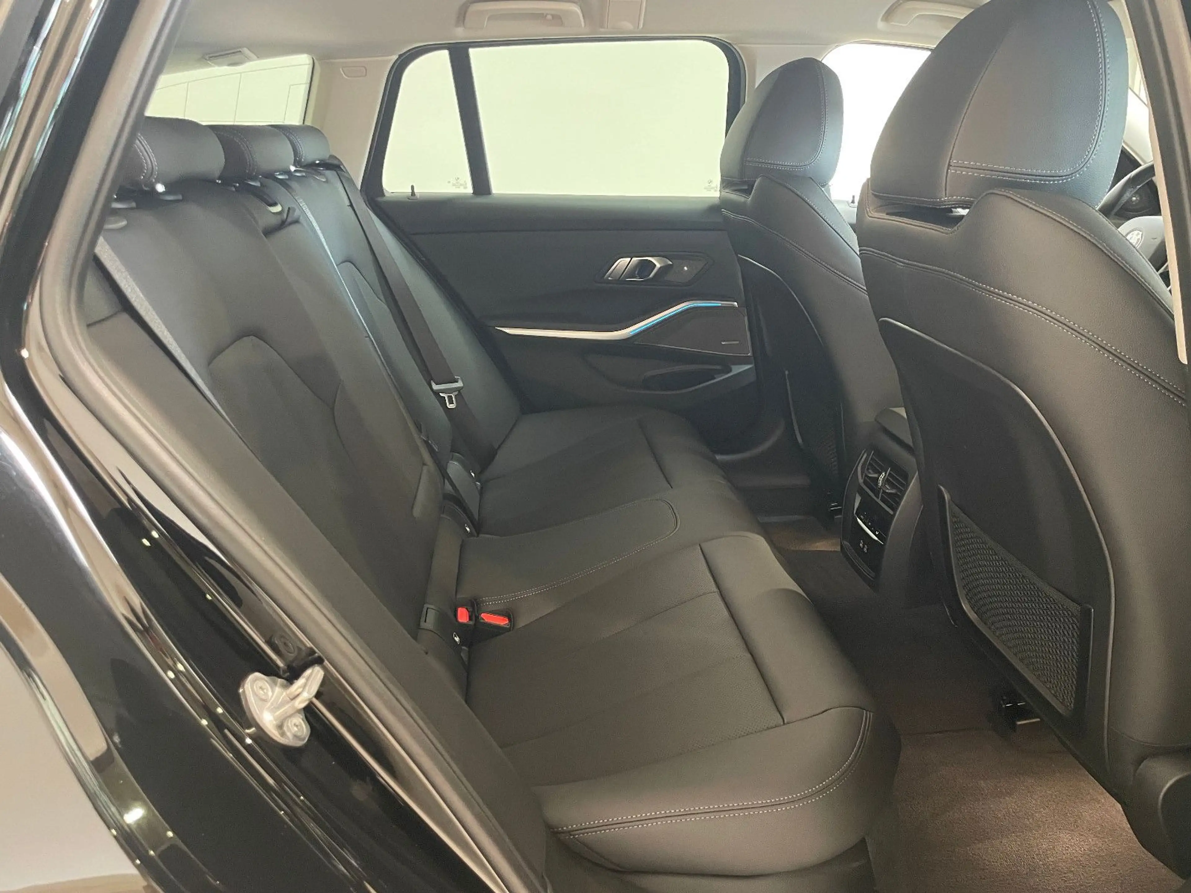 BMW 320 d Tour SportSit*Standheiz*FACELIFT*H&K*R-CA M — photo 17