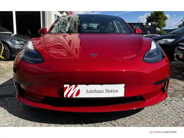 Tesla Model 3 view 4