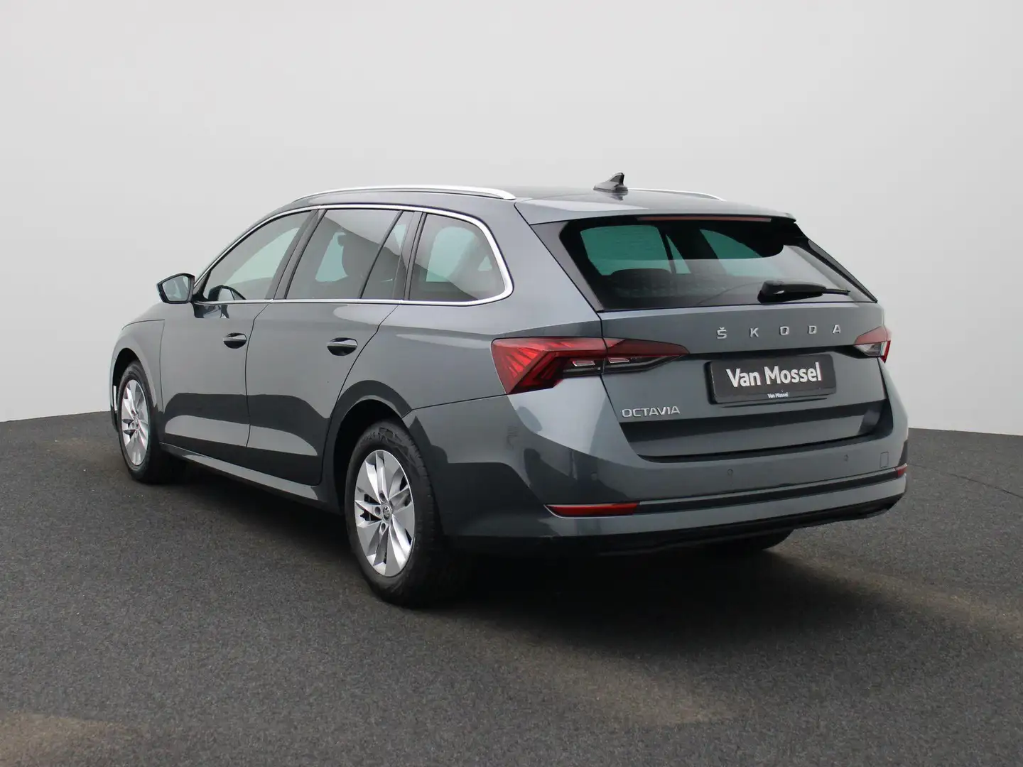 Skoda Octavia Combi 2.0 CRTDI 110kW DSG7 Ambition Grijs - 2