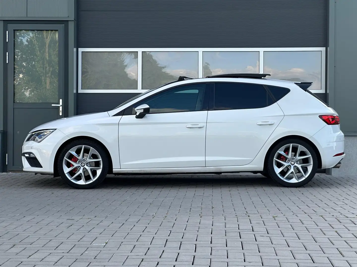SEAT Leon ST 1.5 TSI FR Pano Cruise CarPlay Sfeerverlichting Wit - 2