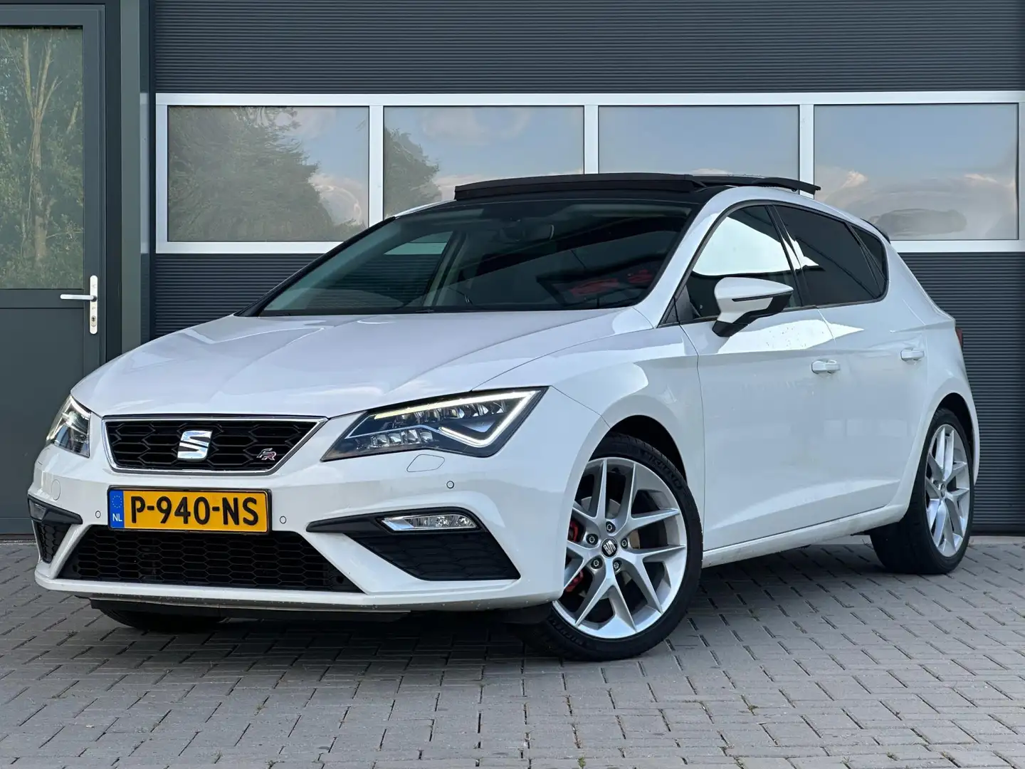 SEAT Leon ST 1.5 TSI FR Pano Cruise CarPlay Sfeerverlichting Wit - 1