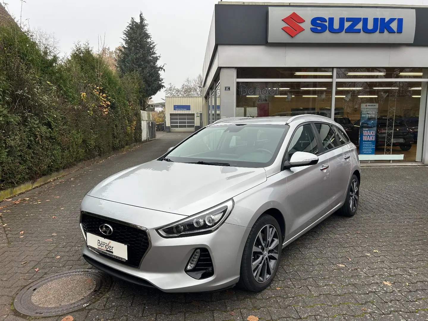 Hyundai i30 cw Trend NAVI LED KESSY PDC ANHÄNGERKUPPLUNG Silber - 1