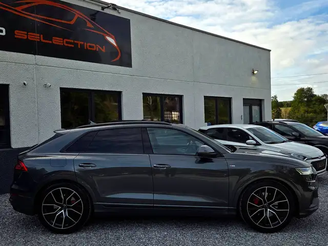 Audi Q8 view 6