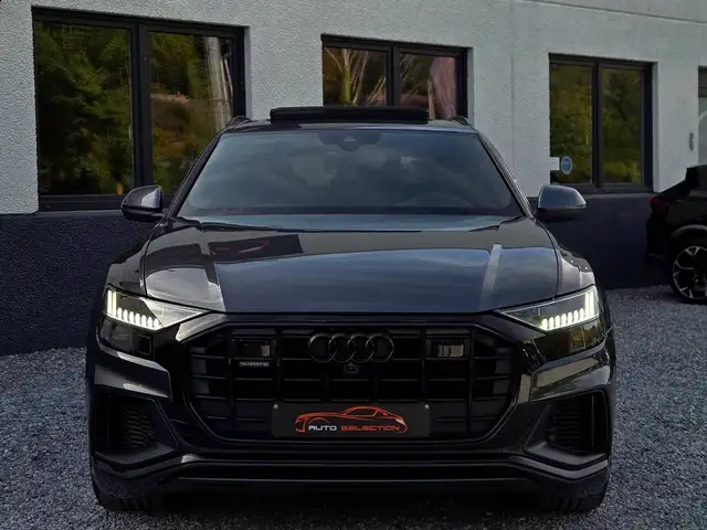Audi Q8 view 4
