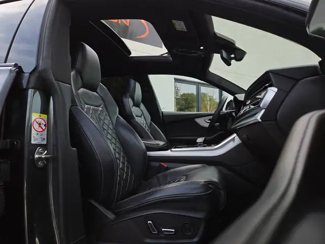 Audi Q8 view 8