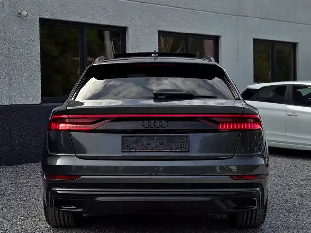 Audi Q8 view 5
