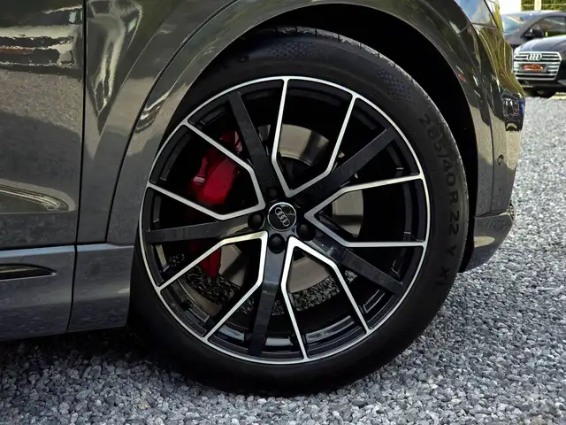 Audi Q8 view 7