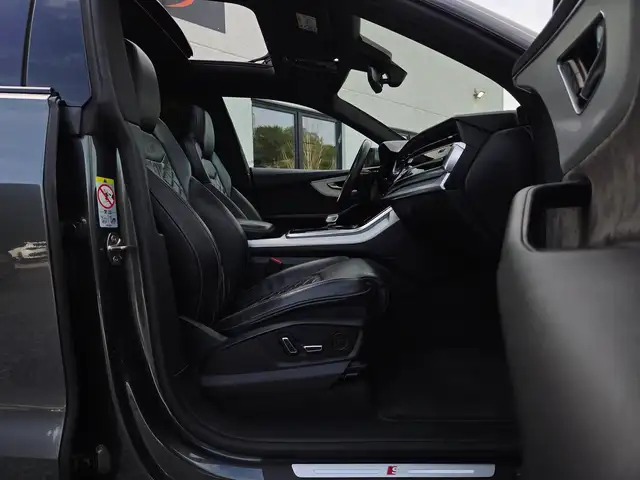 Audi Q8 view 9
