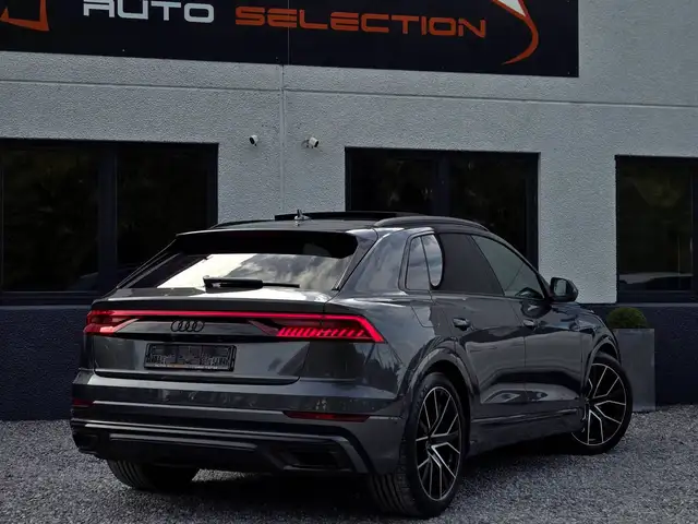 Audi Q8 view 3