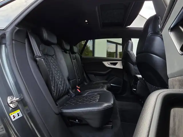Audi Q8 view 10