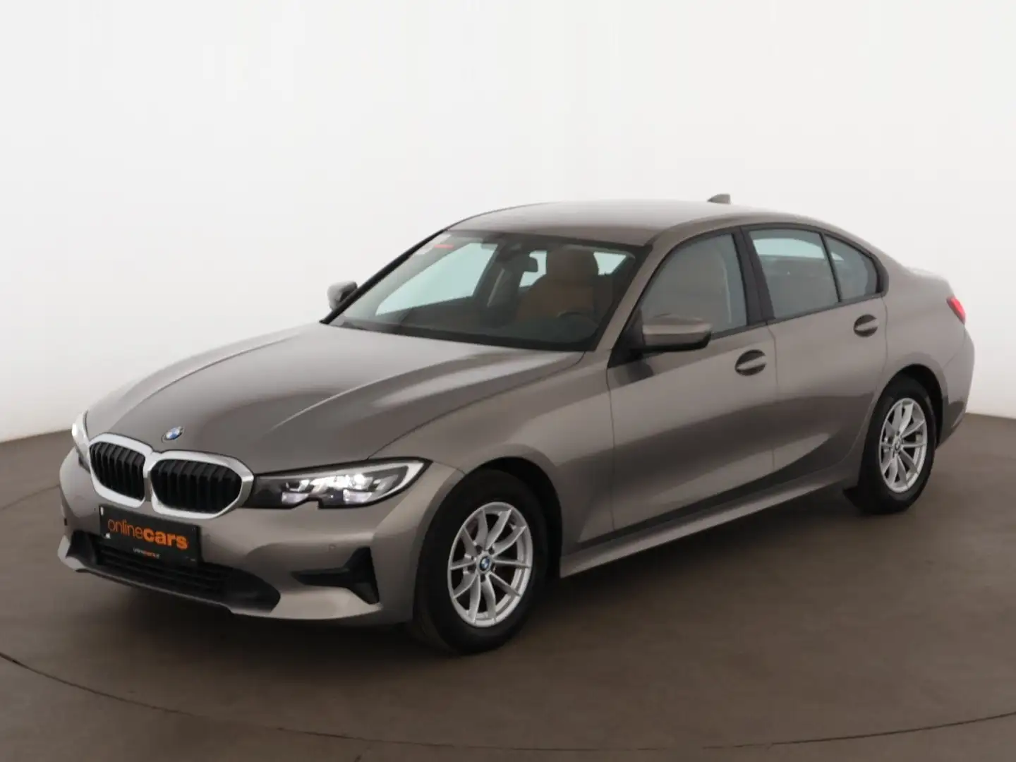 BMW 318 d Limousine Advantage Aut LED LEDER NAVI R-CAM Grau - 2