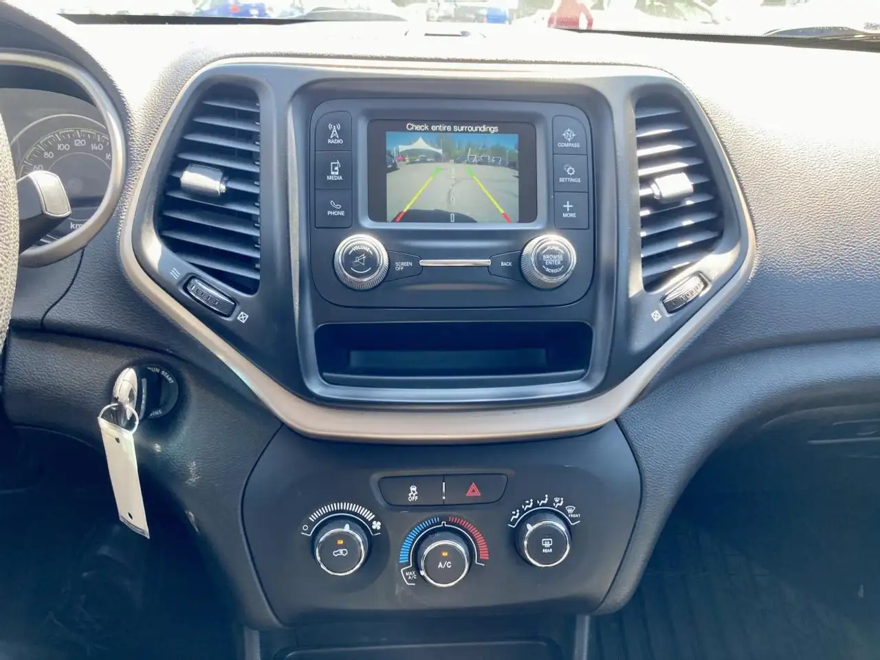 Jeep Cherokee снимка Jeep Cherokee