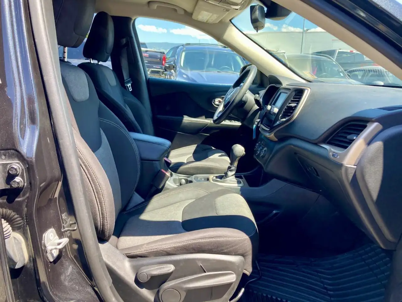 Jeep Cherokee снимка Jeep Cherokee