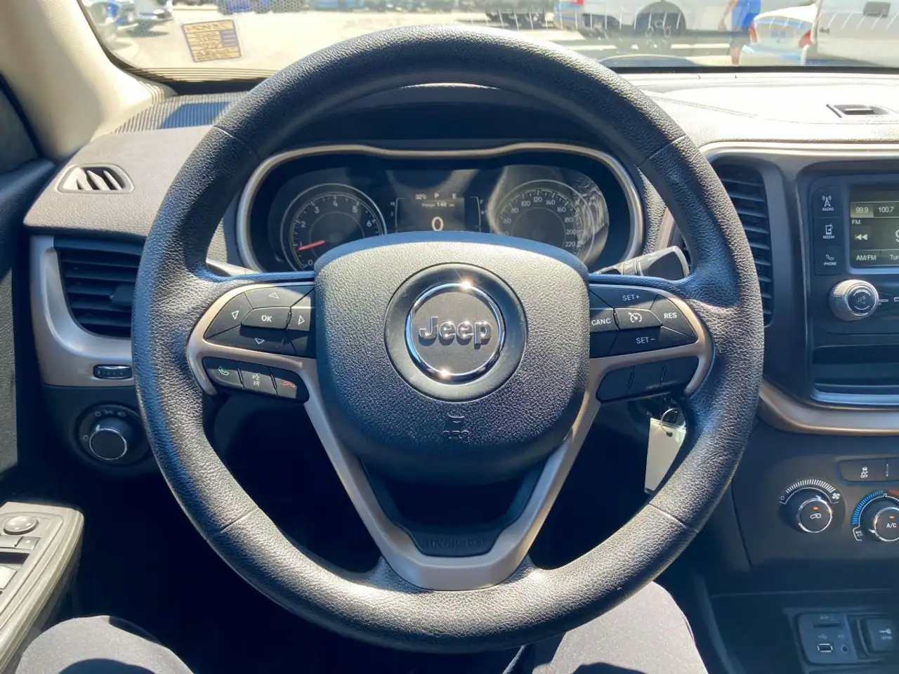 Jeep Cherokee снимка Jeep Cherokee