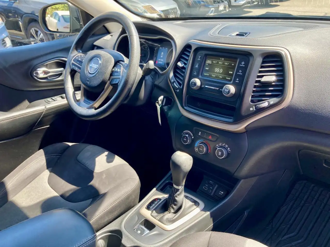 Jeep Cherokee снимка Jeep Cherokee