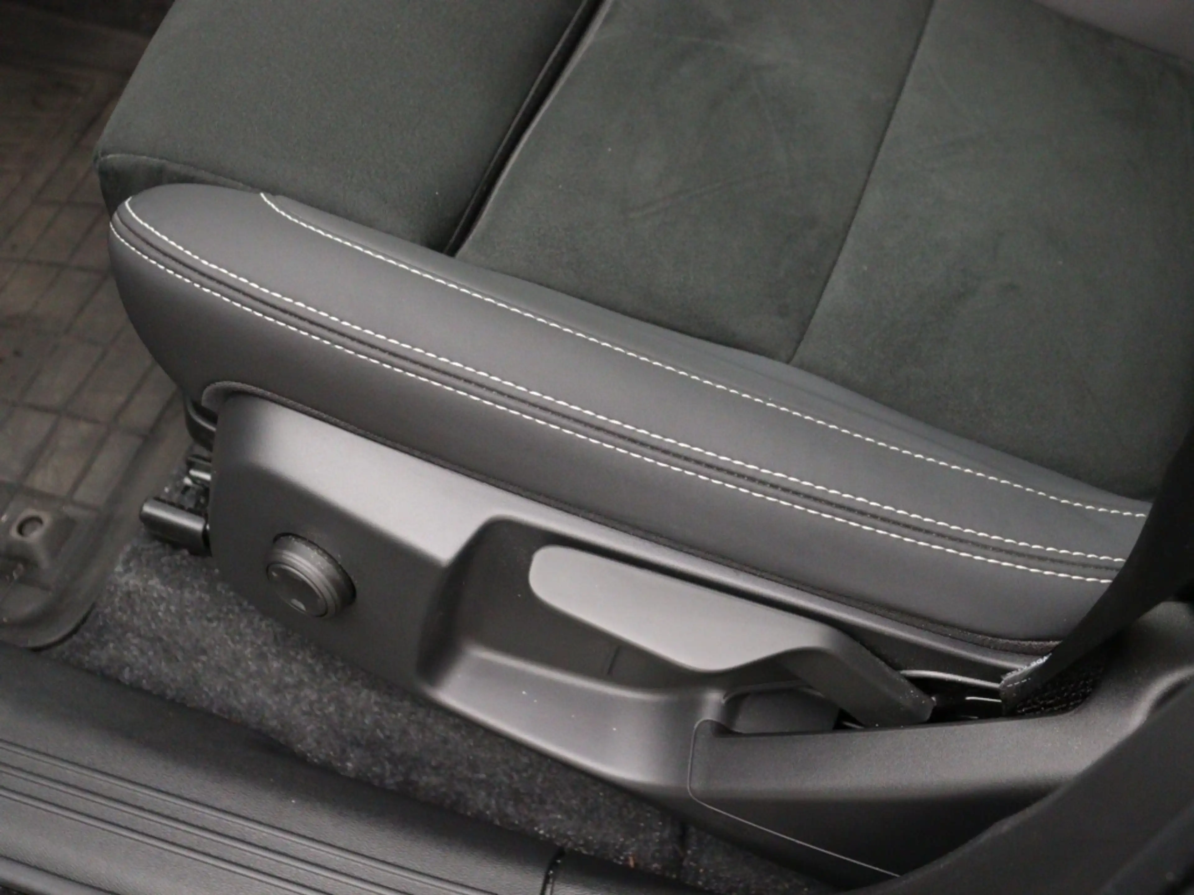 Volvo EC40 EXTENDED RANGE (SINGLE) PLUS 20INCH HARMAN KARDON — photo 12