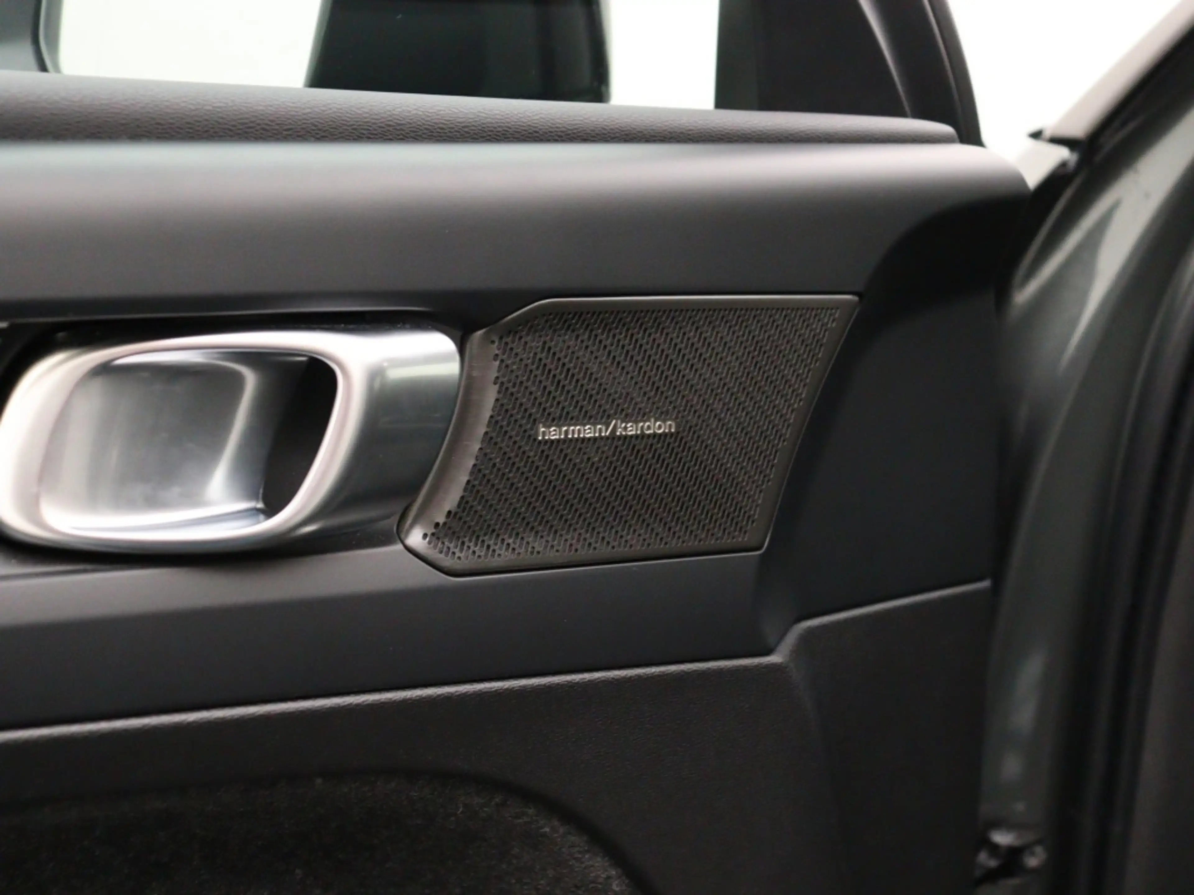 Volvo EC40 EXTENDED RANGE (SINGLE) PLUS 20INCH HARMAN KARDON — photo 14