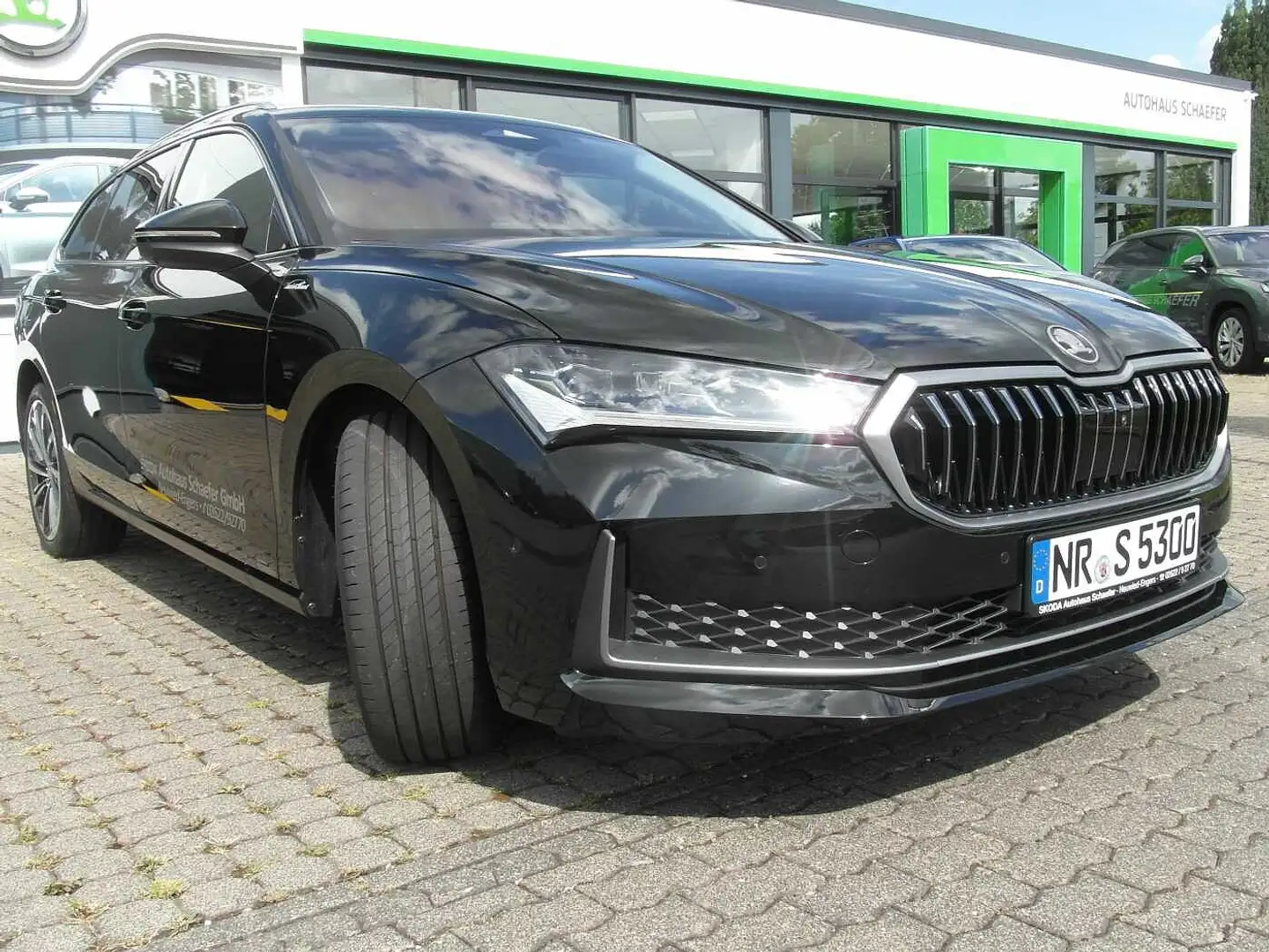 Skoda Superb Combi Diesel 2.0 TDI DSG L&K Schwarz - 1