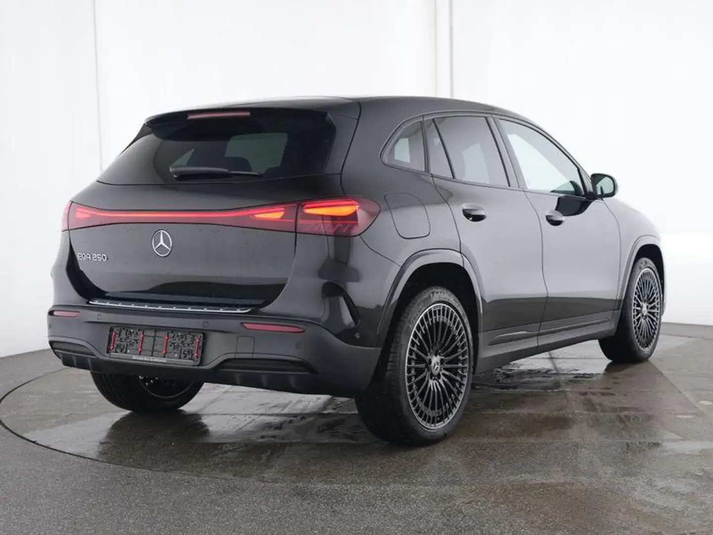 Mercedes-Benz EQA 250 AMG Line + LEDER + 20 INCH + CARPLAY + NIGHTPAKKET Noir - 2