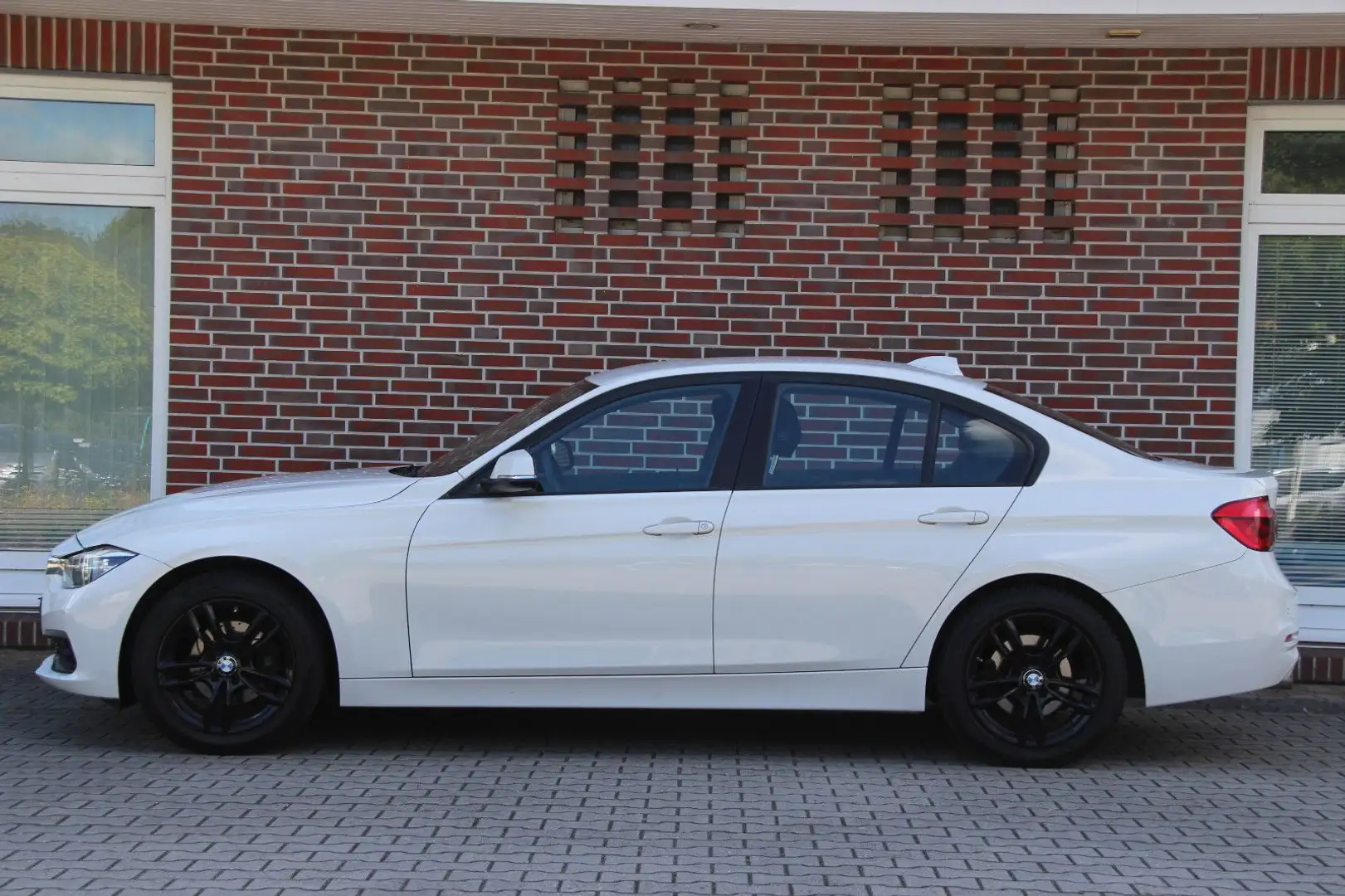BMW 318 3 Lim. 318 d *FACELIFT*LED*RÜCKFAHRKAMERA*NAVI* Weiß - 2