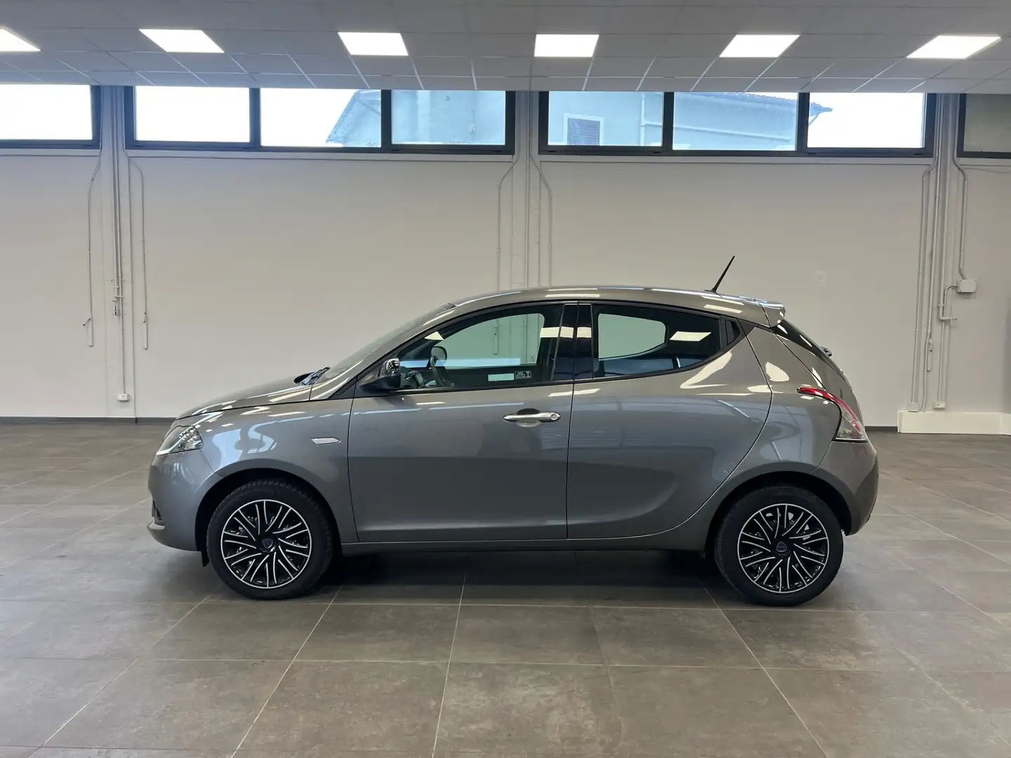 Lancia Ypsilon Ypsilon 1.0 FireFly 5 porte S&S Hybrid Silver Grigio - 2