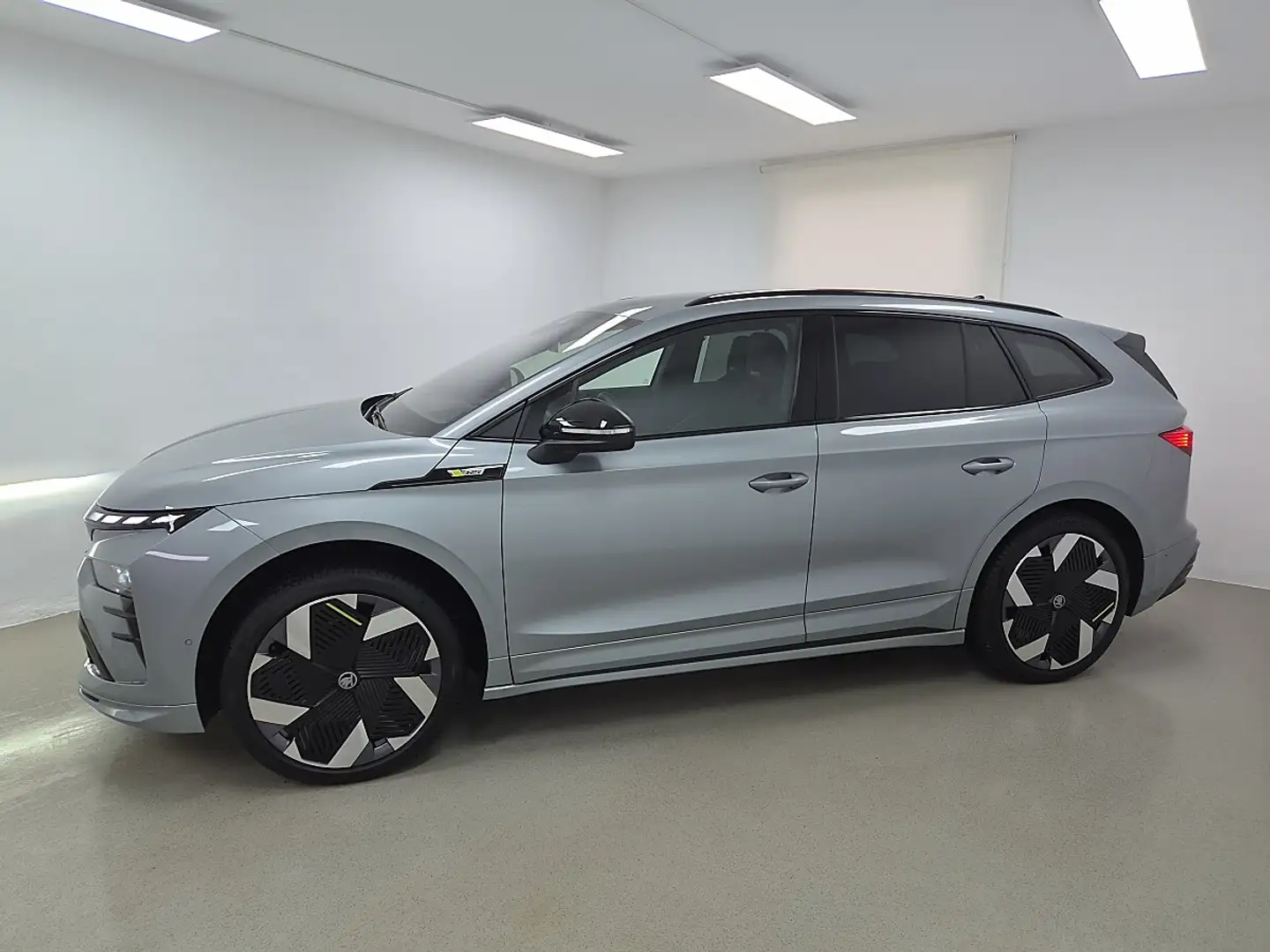 Skoda Enyaq RS Lounge SkodaPlus Garantie, AHK, Matrix, Maxx... Silber - 2
