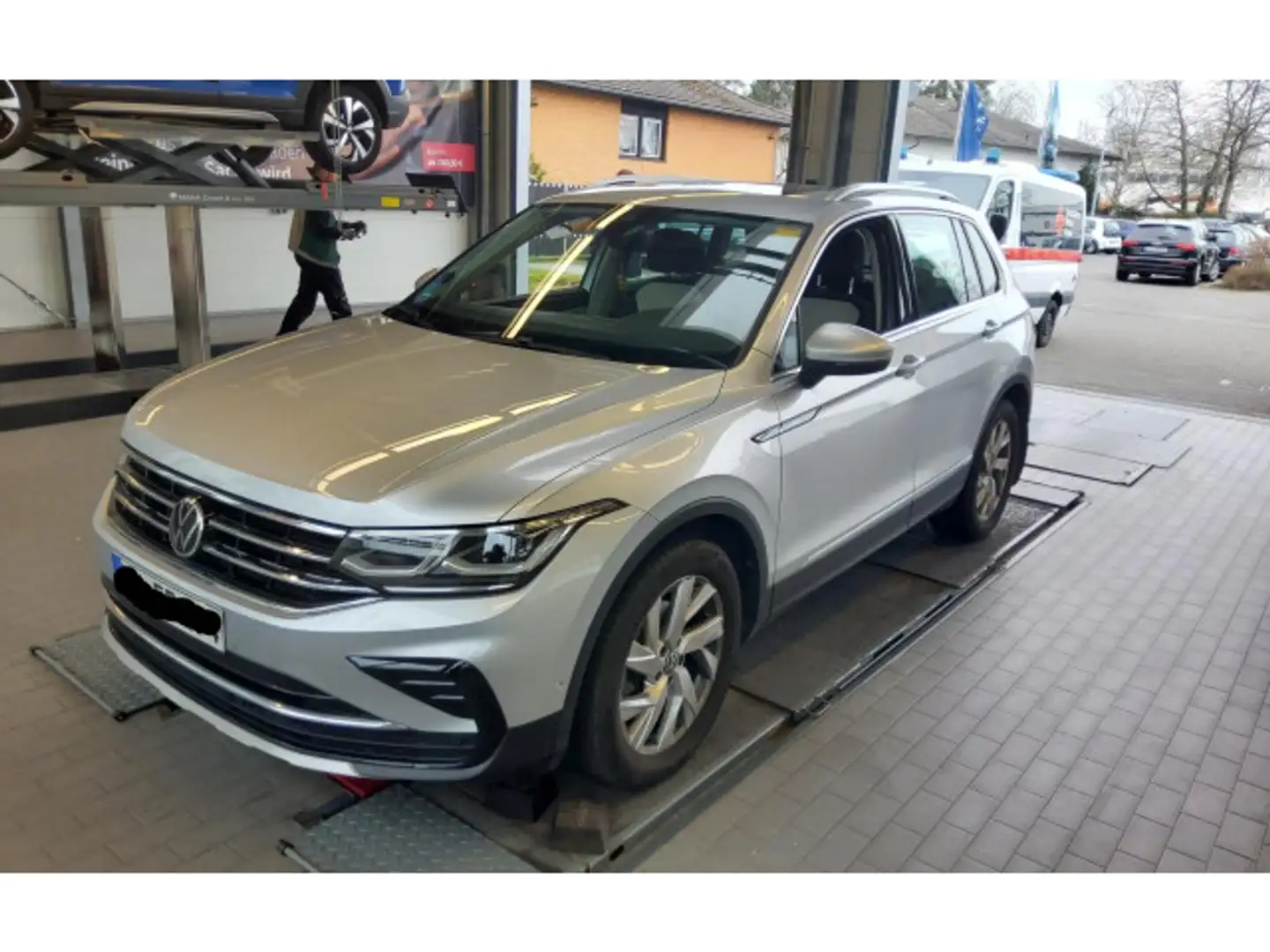 Volkswagen Tiguan 1.5 TSI DSG Elegance Navi AHK IQ.LIGHT - Plateado - 2
