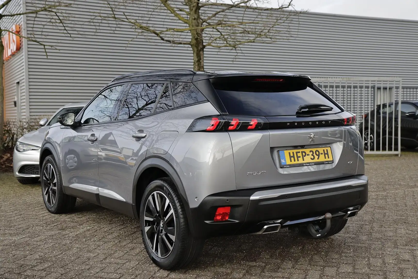Peugeot 2008 1.2 PureTech GT Pack Alcantara Camera Adaptive Cru Grijs - 2