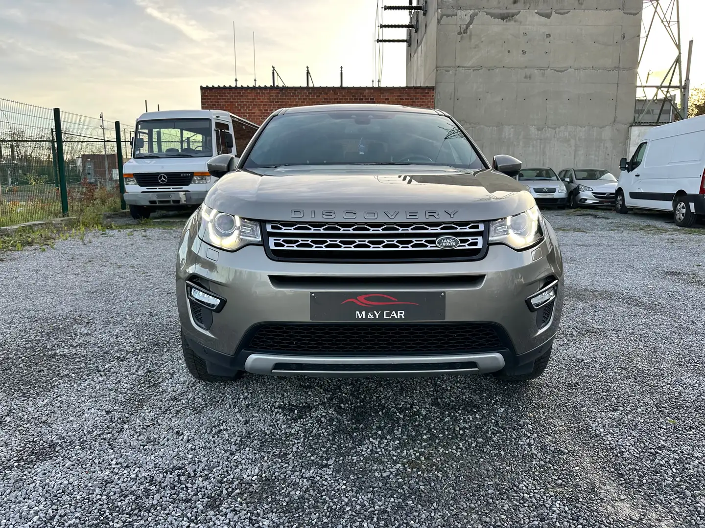 Land Rover Discovery Sport Discovery Sport 2.0 TD4 HSE Luxury 7PL. Grijs - 2
