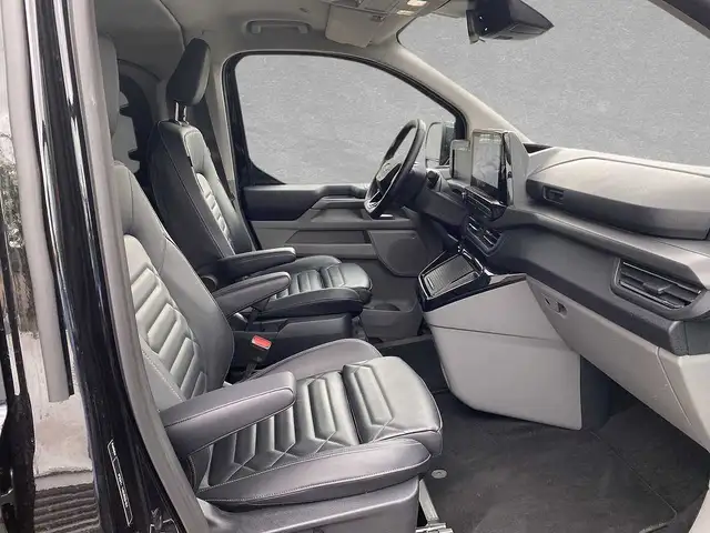 Ford Tourneo Custom view 3