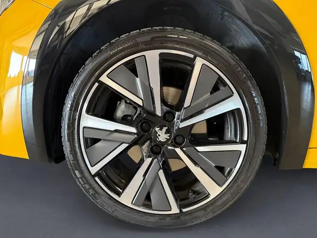 Peugeot 208 view 9